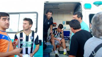 Vera fue uno de los jugadores cipoleños que debió ser asistido por la ambulancia dentro del campo de juego.