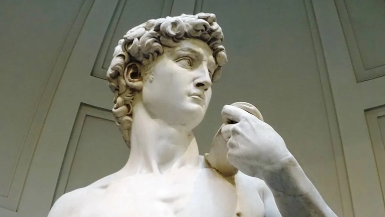 Les mostró el David a sus alumnos y la obligaron a renunciar: Es pornografía