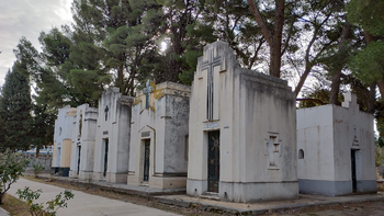 Un vecino alertó sobre la presencia de un hombre que se apoderó de diferentes elementos de los difuntos.&nbsp;