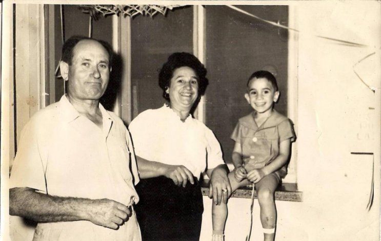 Mario Saglietti y su familia, fábrica de caños y premoldeados con historia.