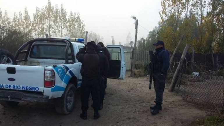 Hallaron el cuerpo de un hombre flotando en un canal y no encuentran a su familia