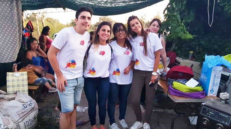 Un grupo de amigos solidarios recolecta camperas, gorros y bufandas para chicos carenciados