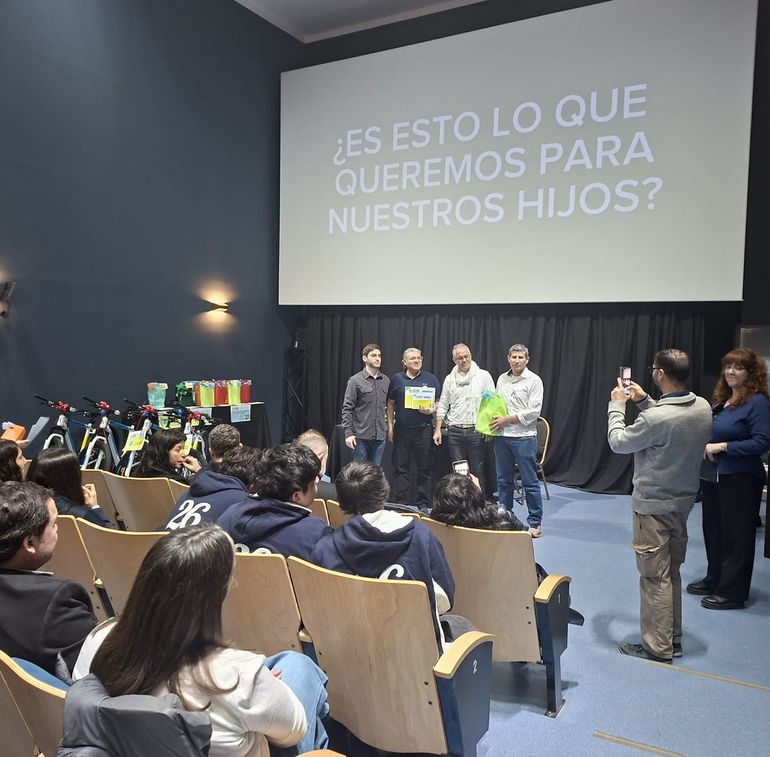 Los estudiantes fueron distinguidos con premios.