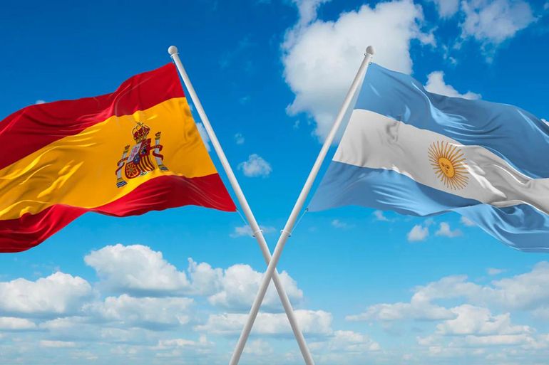 La familia son argentinos y cuentan con ciudadanía española, ante el divorcio, el padre judicializó los pasaportes de sus hijos para evitar salidas del país. La familia son argentinos y cuentan con ciudadanía española, ante el divorcio, el padre judicializó los pasaportes de sus hijos para evitar salidas del país.