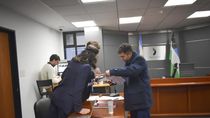 La audiencia realizada en los tribunales de Viedma en la que los dos sospechosos del asalto a la despensa fueron imputados. Ambos quedaron libres con vigilancia GPS. La audiencia realizada en los tribunales de Viedma en la que los dos sospechosos del asalto a la despensa fueron imputados. Ambos quedaron libres con vigilancia GPS.