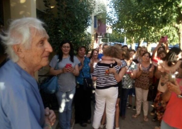 Kantor en 2017, el día que cerró su consultorio y los vecinos lo despidieron con toda la gratitud Kantor en 2017, el día que cerró su consultorio y los vecinos lo despidieron con toda la gratitud