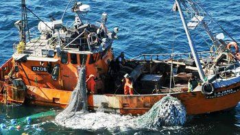 Prefectura realiza un intenso operativo de búsqueda para encontrar al tripulante desaparecido tras el naufragio de un pesquero.