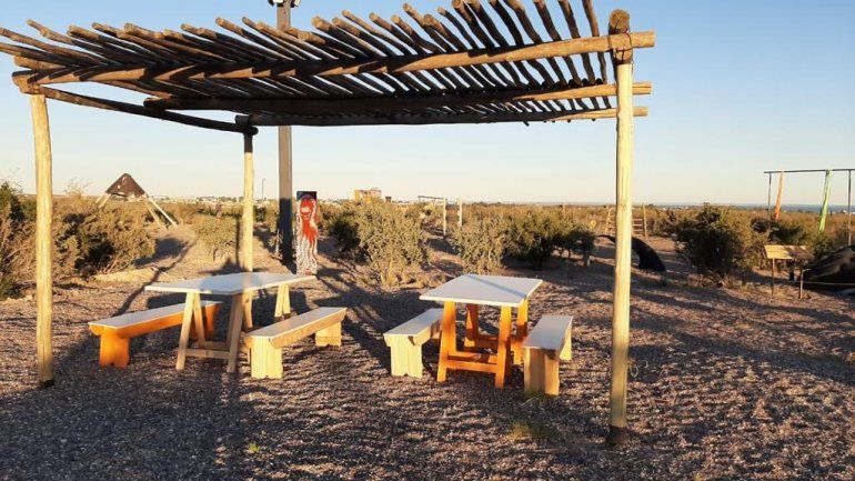 La pérgola construida con postes que sostenían el alumbrado. Un descanso para un paseo entre la flora autóctona.