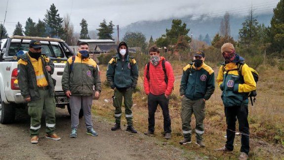 Brigadistas de Río Negro luchan contra el fuego en el delta del Paraná