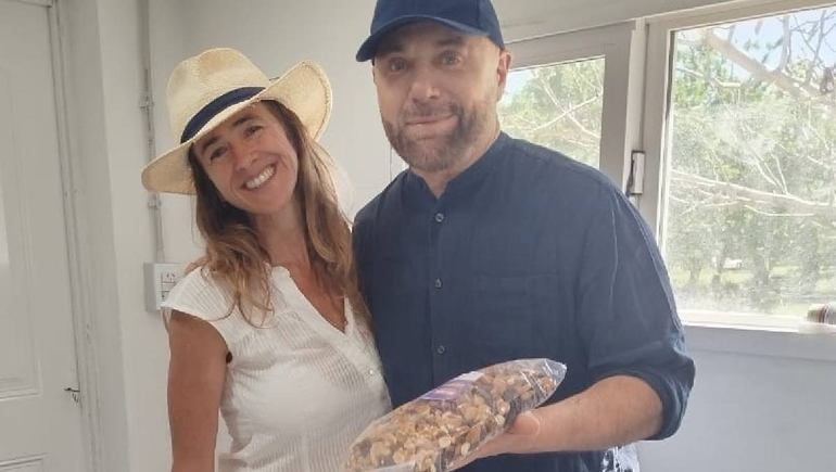 Germán Martitegui, jurado de MasterChef, junto a Virginia, la emprendedora de frutos secos cipoleña.  Germán Martitegui, jurado de MasterChef, junto a Virginia, la emprendedora de frutos secos cipoleña.