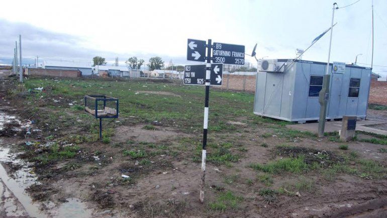 En las tierras de alrededor del tráiler usado hoy por la Policía se quiere levantar el destacamento del sector.