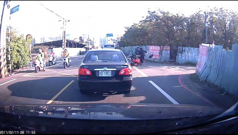 Dos motos chocaron pero nadie paró para ayudarlos