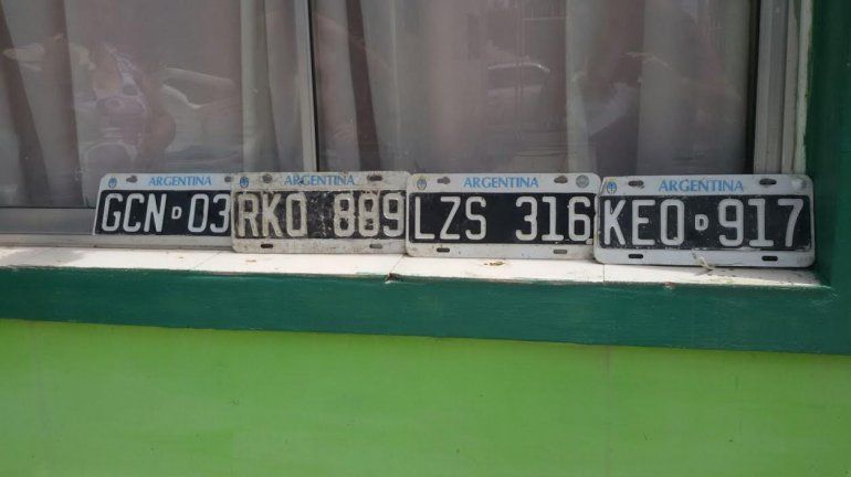 Luego de la tormenta una vecina encontró varias patentes en la calle