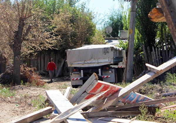 Un camión terminó dentro de una casa