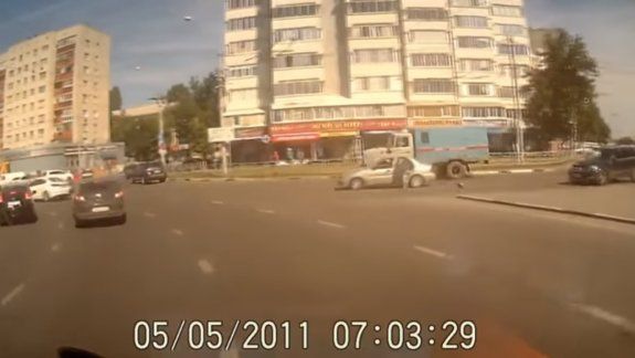 Manejaban por la autopista y se les cayó su bebé del auto