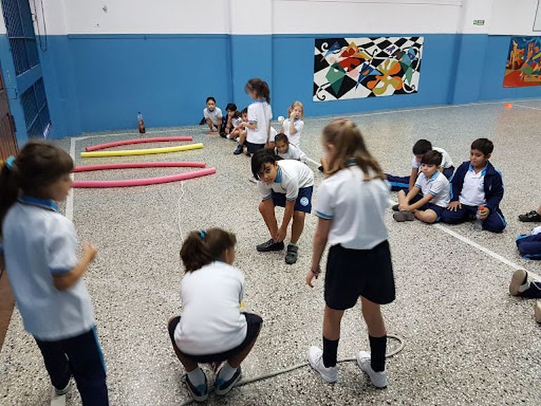 Cada alumno debía saltar desde un palo al otro, pero el estudiante cayó de espaldas sobre los bastones y se fracturó vertebras de la espalda.