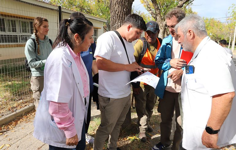 Un abrigada especial del Ministerio de Salud de la Nación recorrió junto a equipos provinciales y municipales barrios de la ciudad.