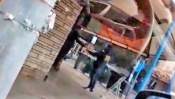 grave: policias sin barbijos y compartiendo una botella