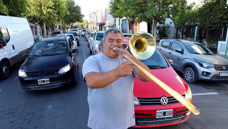 Se quedó sin trabajo y el trombón lo salvó: la historia del hombre que toca en los semáforos de Neuquén
