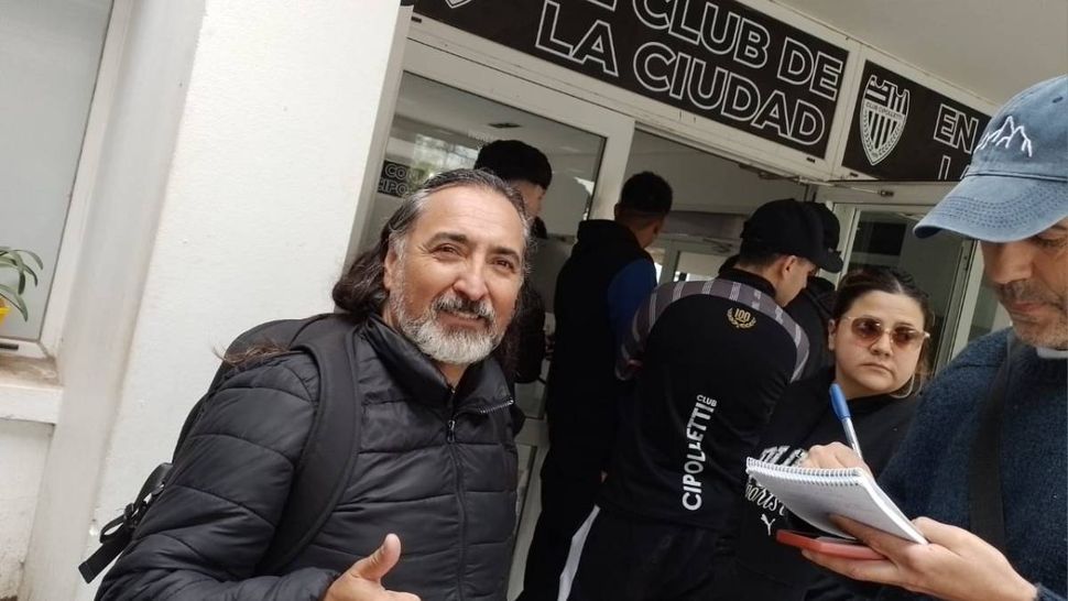 Ariel tiene una banda de cumbia de barrio y le dedicó varios temas a Cipo. Ahora cantará los de la 69 en el micro...