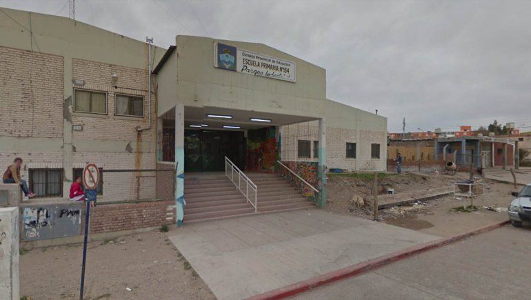Una alumna internada al caerle la puerta del baño en la cabeza