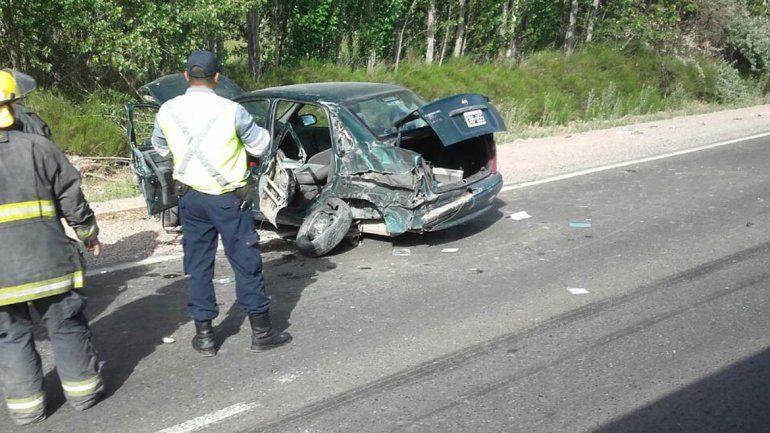 Un auto chocó contra dos camiones y sus ocupantes están vivos de milagro