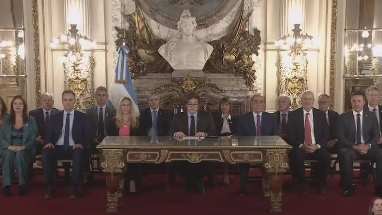 Qué implica el anuncio del Gobierno: préstamo del FMI, fin del cepo y cotización del dólar entre bandas