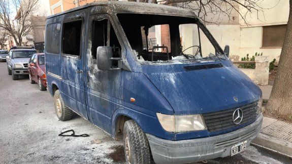 Golpearon y le quemaron la camioneta a un estafador  