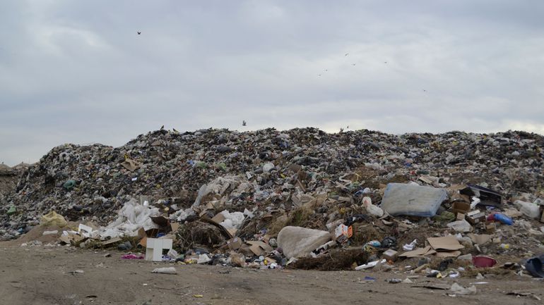Se calcula que por año, más de 43 mil toneladas de residuos urbanos son arrojados y enterrados en el basural de Cipolletti.