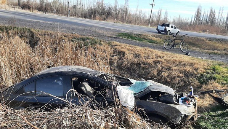 Dos jóvenes se salvaron de milagro tras un brutal vuelco sobre la Ruta 151 