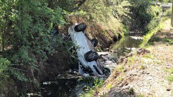 dos jovenes borrachos volcaron en circunvalacion y terminaron adentro del desagüe