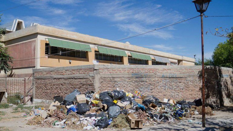 Vecinos de las 432 viviendas están hartos de las montañas de basura