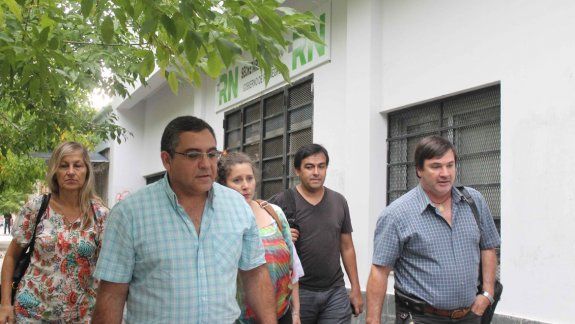 Referentes del gremio docente rionegrino, liderados por Mario Floriani, se presentaron ayer en la Secretaría de Trabajo.