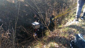motociclista se descompenso y termino adentro de un desagüe