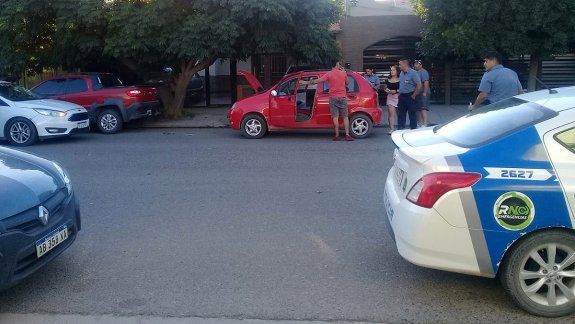 Patrulleros lo encerraron en la calle para recuperar un auto robado 