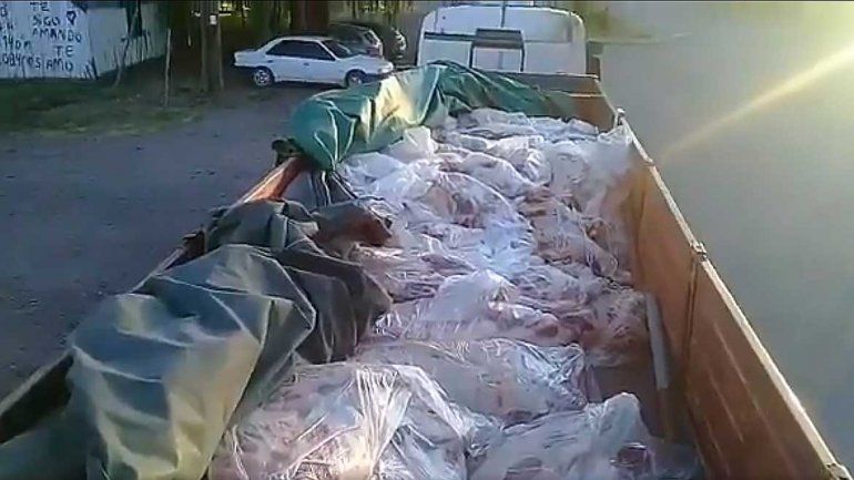 Encontraron un camión repleto de carne ilegal: llevaba 10 toneladas de asado para Navidad