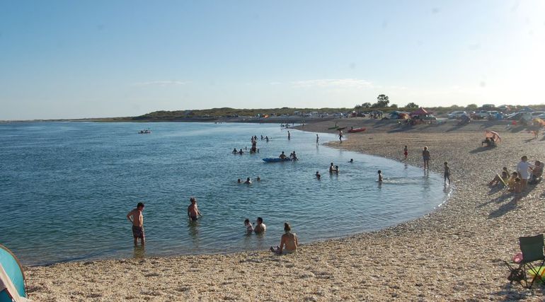 Las Grutas: Otra vez el mar llegó a los autos estacionados en Piedras Coloradas