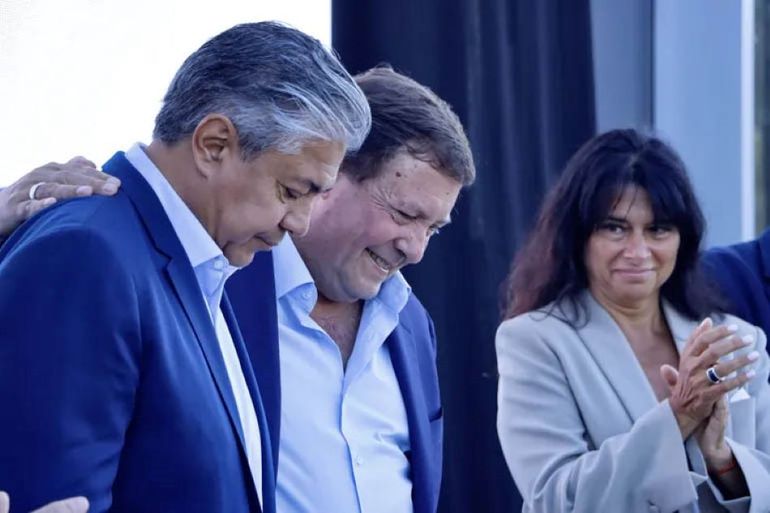 El gobernador de Río Negro Alberto Weretilneck y el neuquino Rolando Figueroa