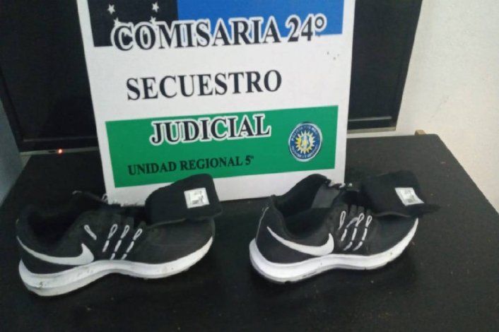 Tres veces detenido en un día: llevaba puestas las zapatillas que robó de un local