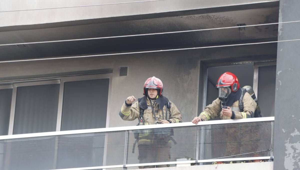 Incendio en el centro: tuvieron que evacuar un edificio por fuego en un balcón