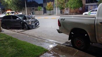 El Kia quedó con su frente seriamente averiado tras impactar contra la camioneta estacionada en la calle Naciones Unidas. 