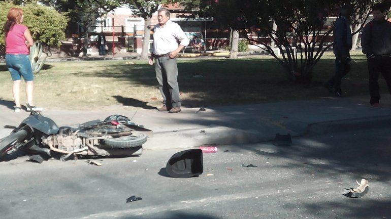 Parte de la moto quedó debajo del colectivo. El resto