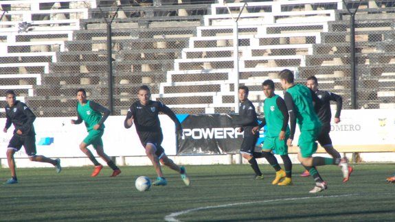 Vilce, Giménez y Carrasco integraron el mediocampo albinegro.