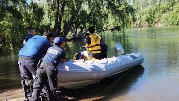 El río arrastró al hombre que quiso salvar a un perro. Casi muere ahogado. 