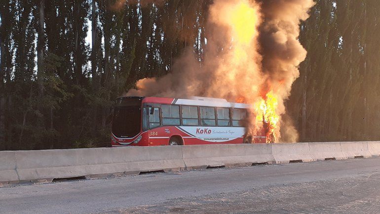 Un colectivo de la empresa Koko se prendió fuego sobre la Ruta 22