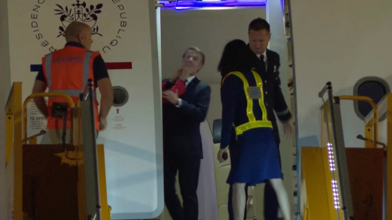 Un mensaje de texto y un cachetazo viral: revelan el motivo detrás de la furia de Brigitte con Macron