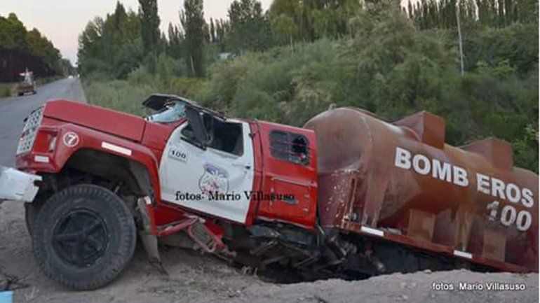 iban a apagar un incendio y terminaron adentro de un canal