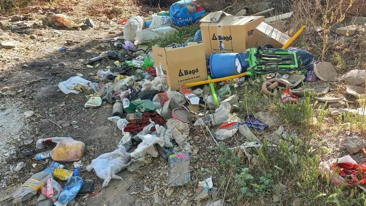 Tirar basura en espacios públicos es una mala costumbre de muchos cipoleños.