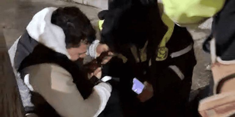 El forcejeo en el que la inspectora de tránsito resultó agredida en Bariloche.