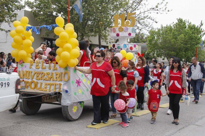 Desfile por el 115ª aniversario de Cipolletti.